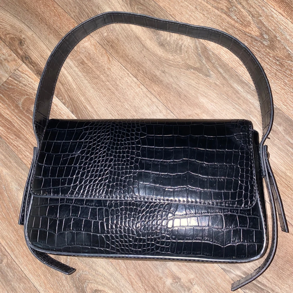 Svart axelväska i krokopräglat skinn - 2