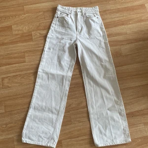 Vita wide leg jeans från H&M - Säljer ett par vita jeans från H&M i storlek 36. Byxorna har en vid passform och är i perfekt skick🤍