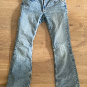 Lågmidjade jeans - Low waist jeans med utsvängda ben från Gina Tricot. Jeansen är nästan aldrig använda. Som nya! ☺️