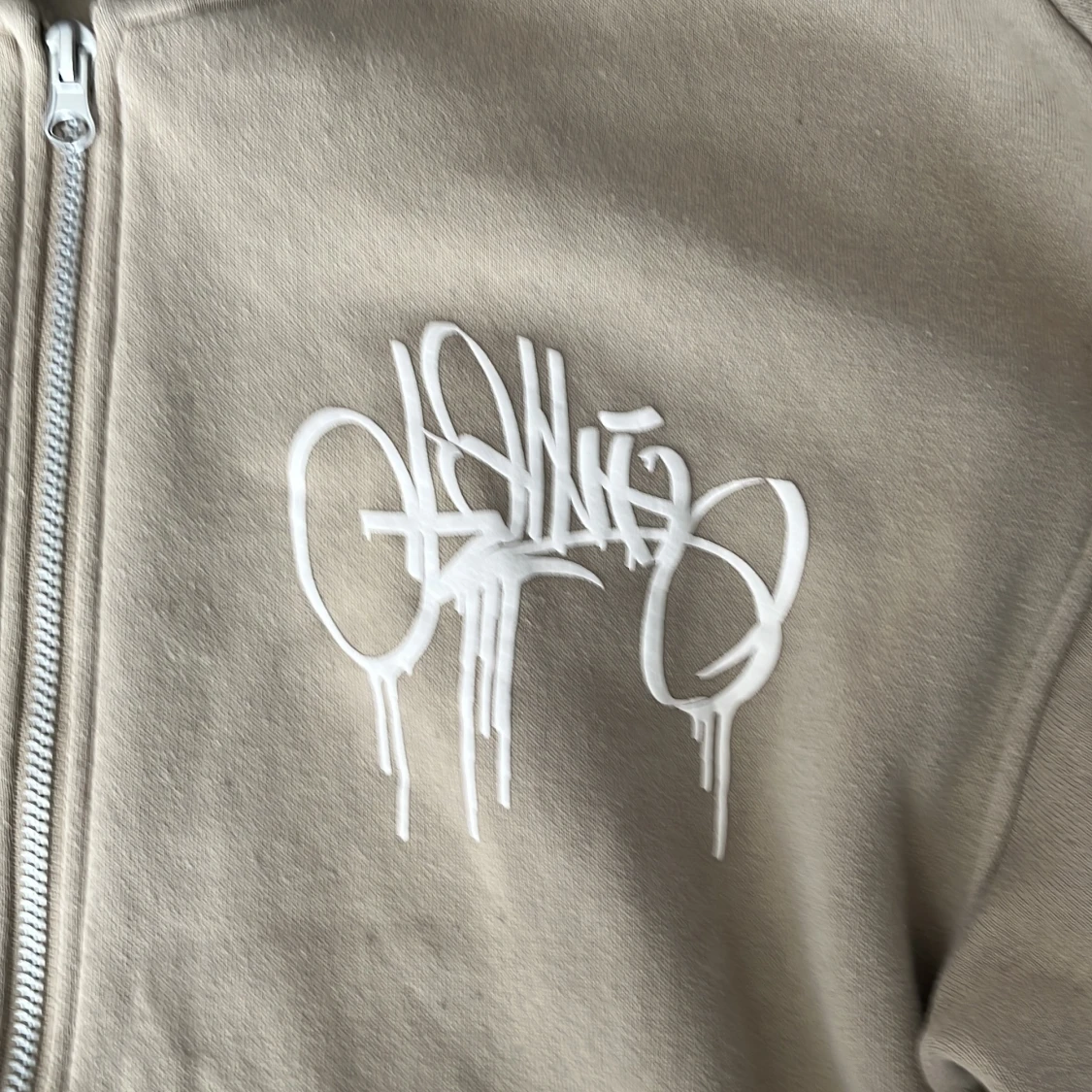 Beige hoodie med tryck från H&M - 1