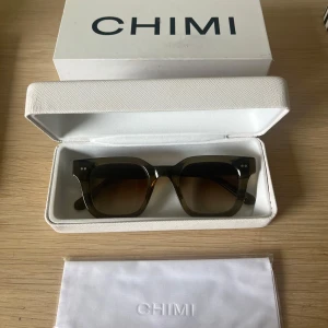 Gröna solglasögon från CHIMI - Säljer mina jättesnygga solglasögon från CHIMI då dom aldrig kommit till användning.  Näst till oanvända och superbra skick! På hemsidan kostar dom 1400 kr säljer alltså för mer en halva priset. Bara att skriva om vid frågor😇🙌