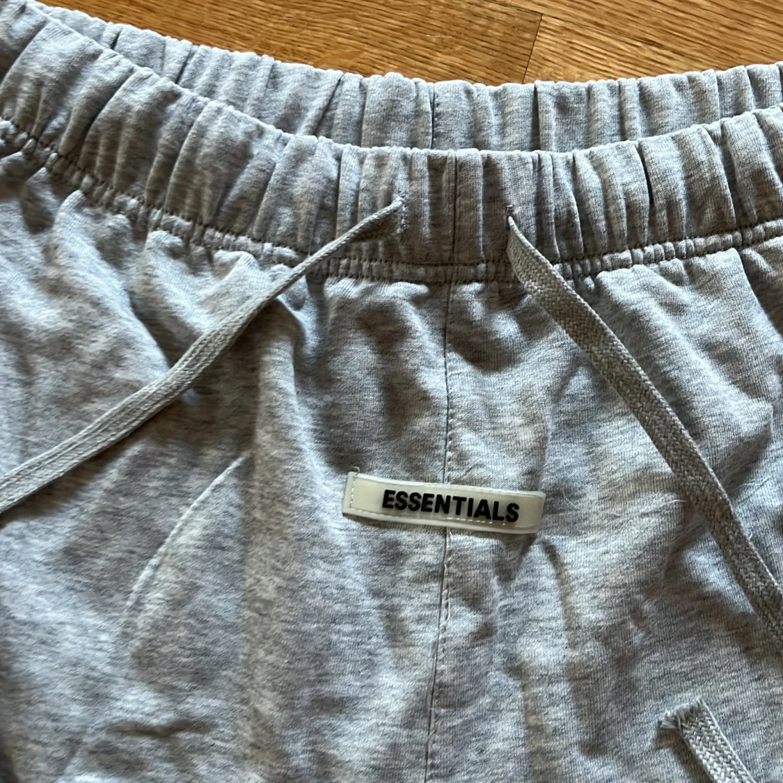 Grå shorts från Essentials  - 2