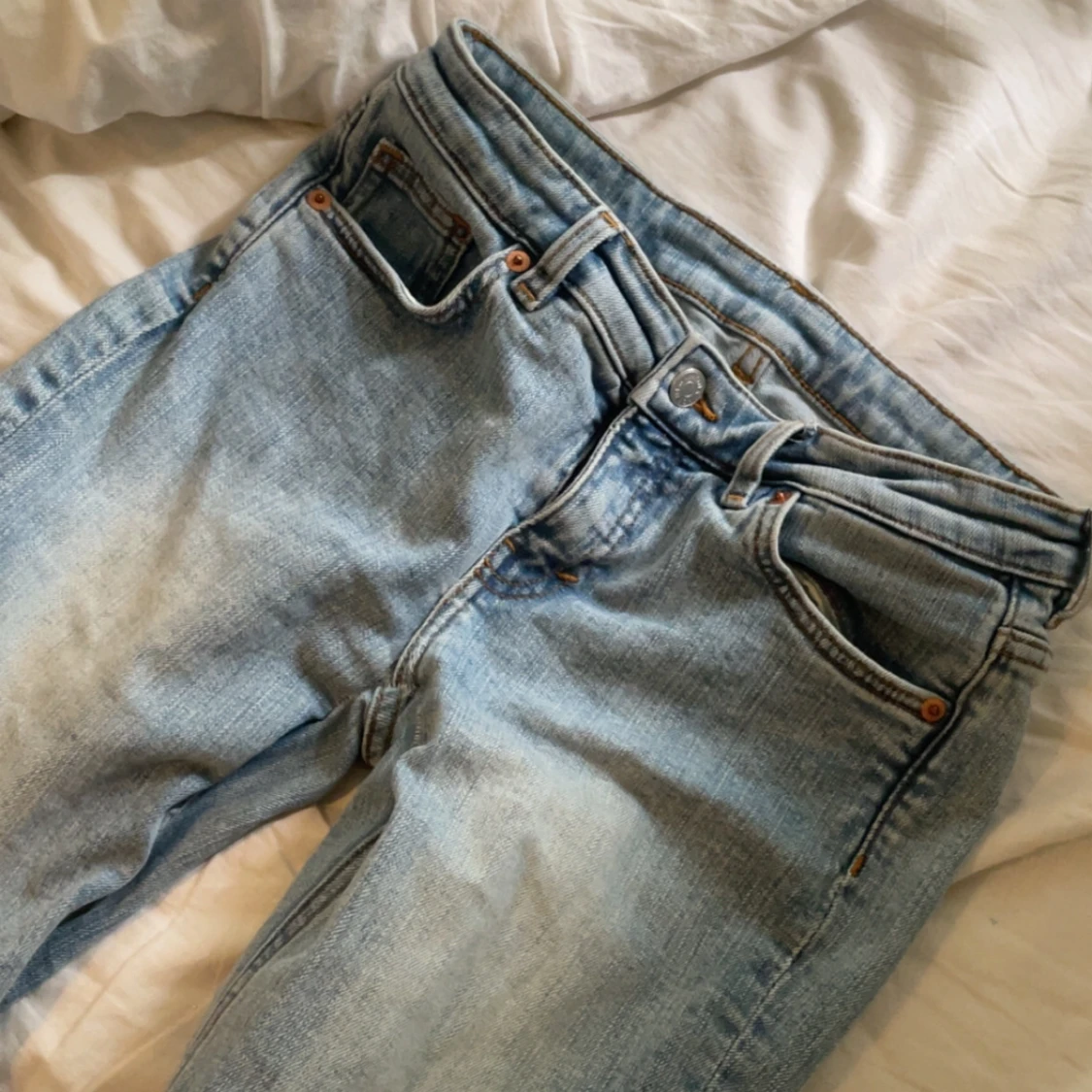 Ljusblå jeansbyxor från Monki