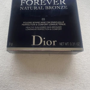 Dior Forever Natural Bronze 03 Soft Bronze - Lyxig bronzer från Dior i nyansen 03 Soft Bronze. Kommer i en elegant rund dosa med quiltad beige yta och silverfärgad CD-logga. Ger en solkysst look och långvarig finish. Innehåller 9g puder.