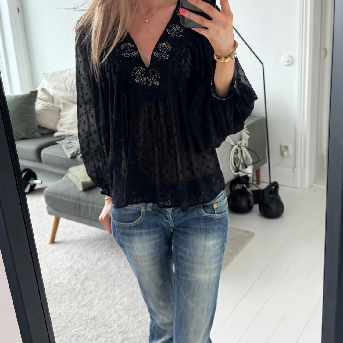 Svart blus med broderade detaljer från Zara - 1