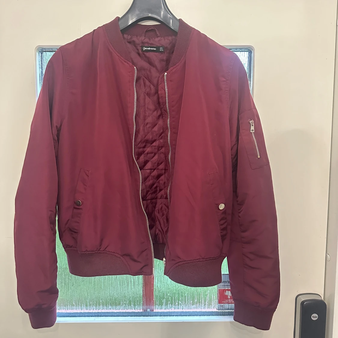 Vinröd bomberjacka från stradivarius  - 1