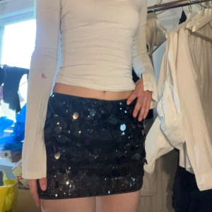 Svart paljettkjol - Säljer en svart minikjol täckt med stora paljetter som ger ett riktigt glittrigt intryck. Skriv för frågor❤️❤️