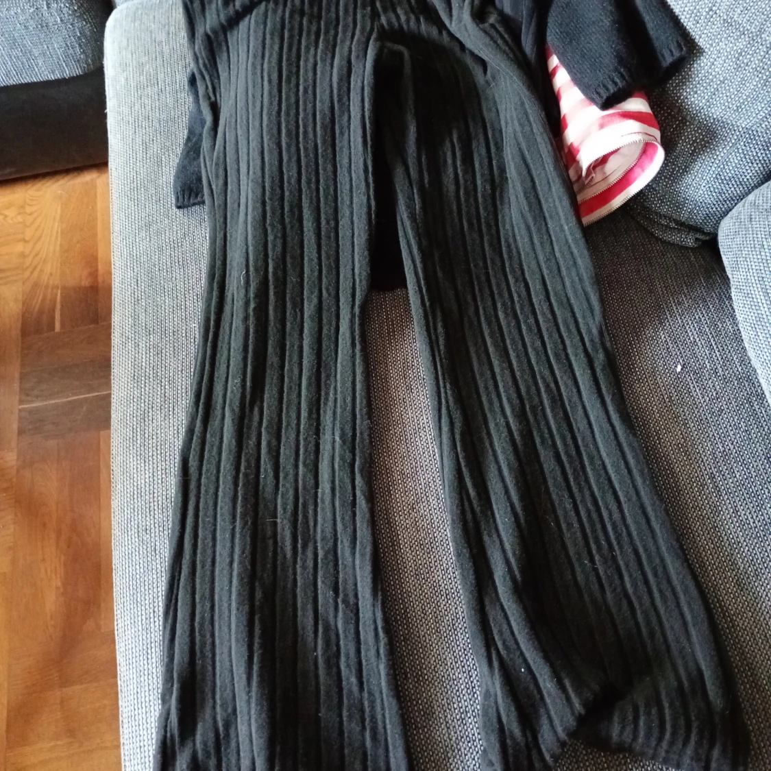 Svart ribbad Tröja med byxor stl L  - 3