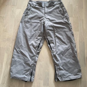 Gråa Harlaut shitkid byxor - Säljer mina harlaut apparel co byxor i storlek m dem är perfekt för att åka i backen eller parken både kalla och varma dagar. Hör av dig om du har frågor 