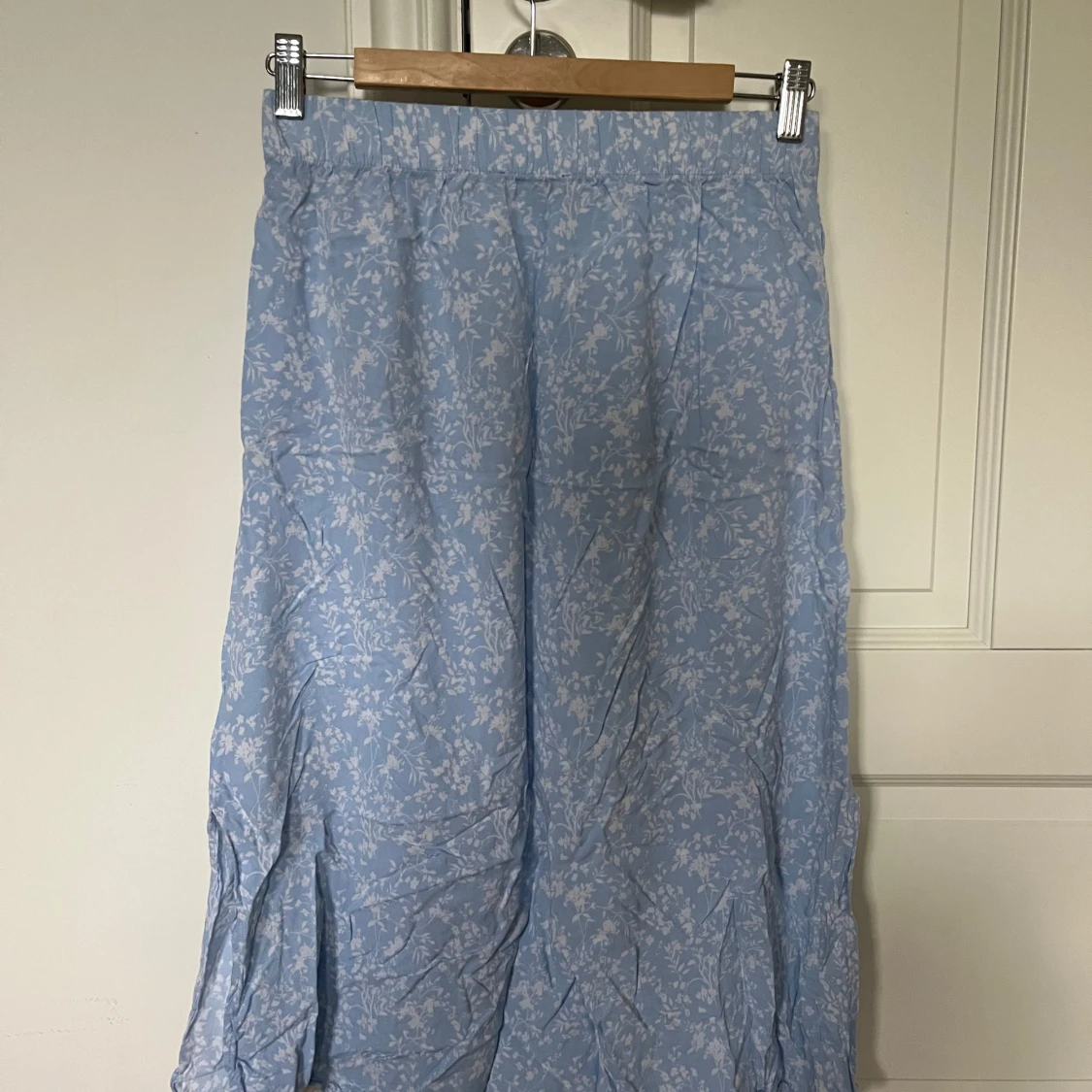 Ljusblå blommig långkjol