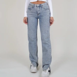 Ljusblå raka jeans - Säljer ett par ljusblå jeans från venderbys. 