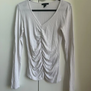 Långärmad topp - Långärmad topp med v-ringning 