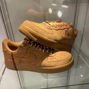 Nike skor af1  - Säljer nu mina finaste skor eftersom dem blivit för små.😊 köpte skorna för ungefär ett år sedan, och har bara används ett väldigt fåtal gånger. Ingen lukt alls eller liknande. storlek 42,5 men är som 42 or eftersom Nike har små storlekar. Perfekt för sommaren till dem som vill ha coolaste och mest hypade skorna i stan. Hör väldigt gärna av er vid intresse och frågor. INGA BYTEN,  mvh Elis 