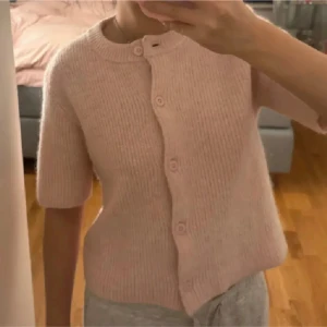 Söt lusrosa kortärmad  stickad kofta - Jättesöt ljusrosa stickad kofta från Gina som är kortärmad, använd 1 gång💗passar nån med xs-s, lånad bild