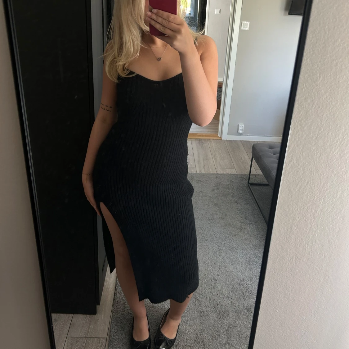 Svart ribbad långklänning med slits - 1