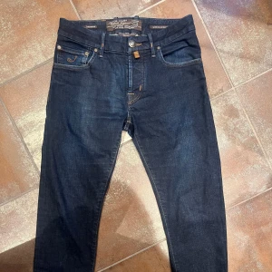 Jacob cohën Jeans - Tja säljer nu ett par Jacob cöhen Jeans riktigt fetta nu till sommaren som är helt perfekta de är mörkblåa och sitter riktigt bra 