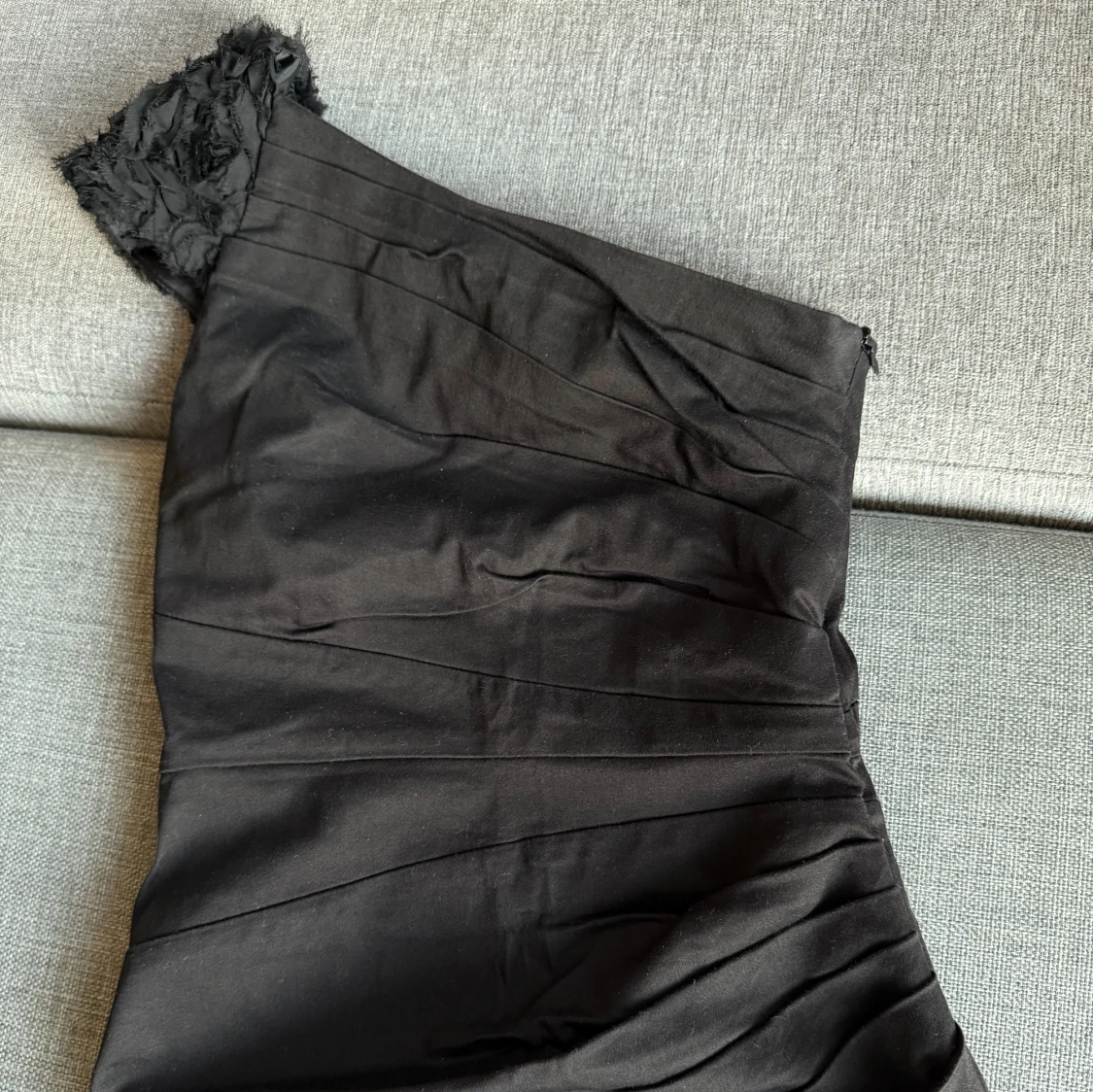 Svart oneshoulder klänning med volangdetalj - 1