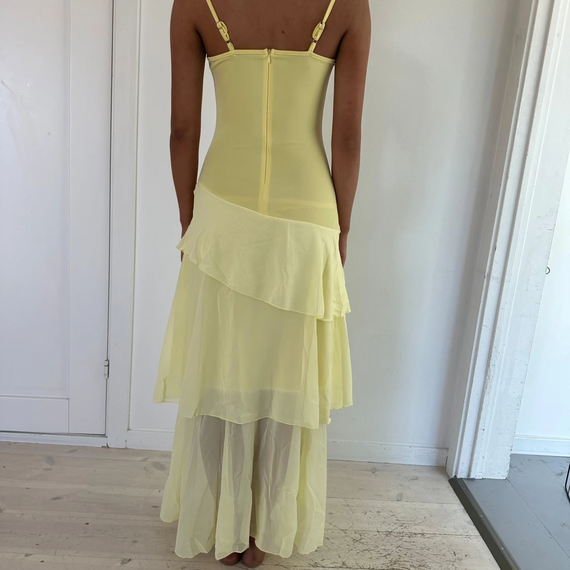 Ljusgul långklänning med volanger - 2