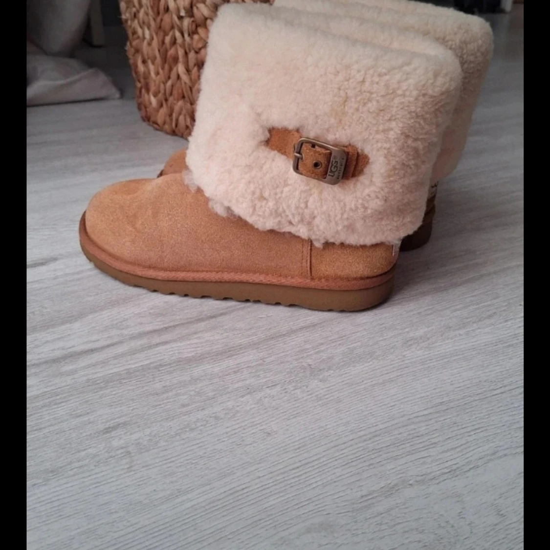 Beiga UGG boots med fårskinn och spänne