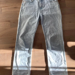 Low straight jeans - Ett par lågmidjade jeans. Modellen är straight. En liten fläck på baksidan se bild 5. Använd ett par få antal gånger! 