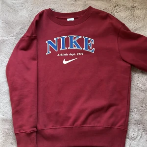 Vinröd sweatshirt från Nike - Vinröd Nike sweatshirt, knappt använd. XS men oversize, passar S. Skriv vid flera frågor elr fler bilder. 