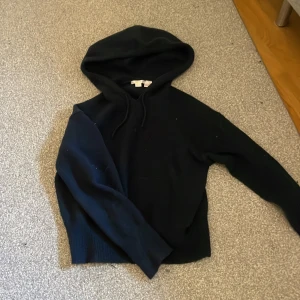 Mörkblå stickad hoodie - Jätte skön stickad hoodie från Gina tricit, lite noppig men annars bra skick❤️