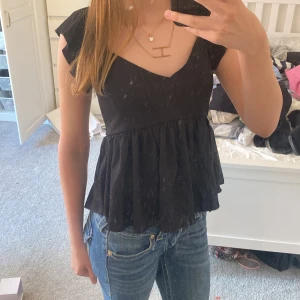 Svart blus💕 - Säljer en svart blus från lager 157 o storlek S, använd typ 3 gånger så är i mycket bra skick! Sms mig så kan jag säkert ändra mig angående priset💕💕