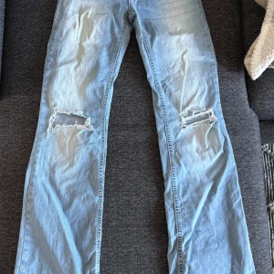 Ljusblå jeans från Nelly - Säljer mina älskade jeans från Nelly då dom knappast kommit till användning, skriv för fler frågor🤍