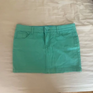 Kort jeanskjol  - Säljer en snygg turkos/grön jeanskjol! Perfekt för sommaren och superfin färg!