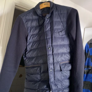 Massimo Dutti cardigan i mörkblå  - Massimo Dutti cardigan i väldigt bra skick. Storlek S passar folk som har M också.