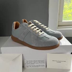 Maison margiela GATS - Säljer ett par feta gats från maison margiela. Original box tillkommer. Obs : ni vet varför de e så billiga Ni kan gärna höra av er om ni har några funderingar.