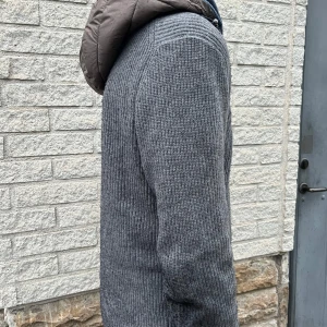 Massimo dutti cardigan  - En Massimo dutti cardigan som är väldigt skön och stilren look sicket är ganska bra förutom ett jätte litet hål som knappt syns. Den är lite nopprig också i helhet mycket bra skck, pris kan diskuteras 