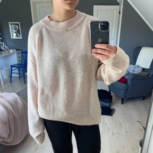 Rosa oversized stickad tröja - Mysig rosa stickad tröja med rund halsringning och breda ribbade muddar vid ärmslut och nederkant. Lite nopprig men inga defekter😙