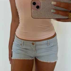 Lågmidjade shorts  - Supersnygga lågmidjade vintage jeansshorts! Jag är 168 och det är mina bilder, köp via köp nu direkt eller Swish, kvar tills markerad som såld ❤️