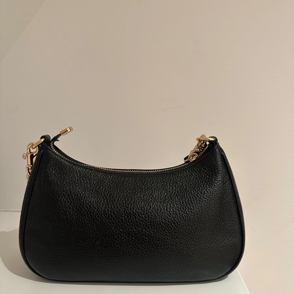 Svart handväska från Coach med guldkedja - 2