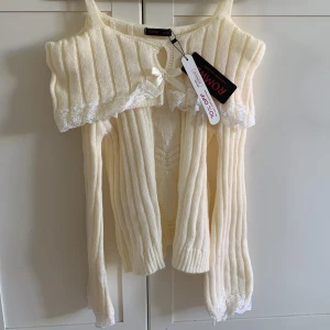 Coquette Romwe offshoulder tjocktröja med lace  - Aldrig använd 