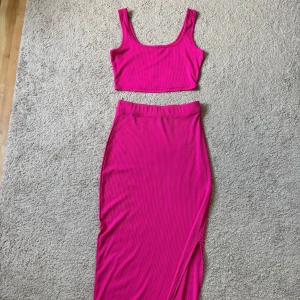Rosa set - Rosa sett. Perfekt till festival. Endast använd en gång, som ny. I storlek XS. 