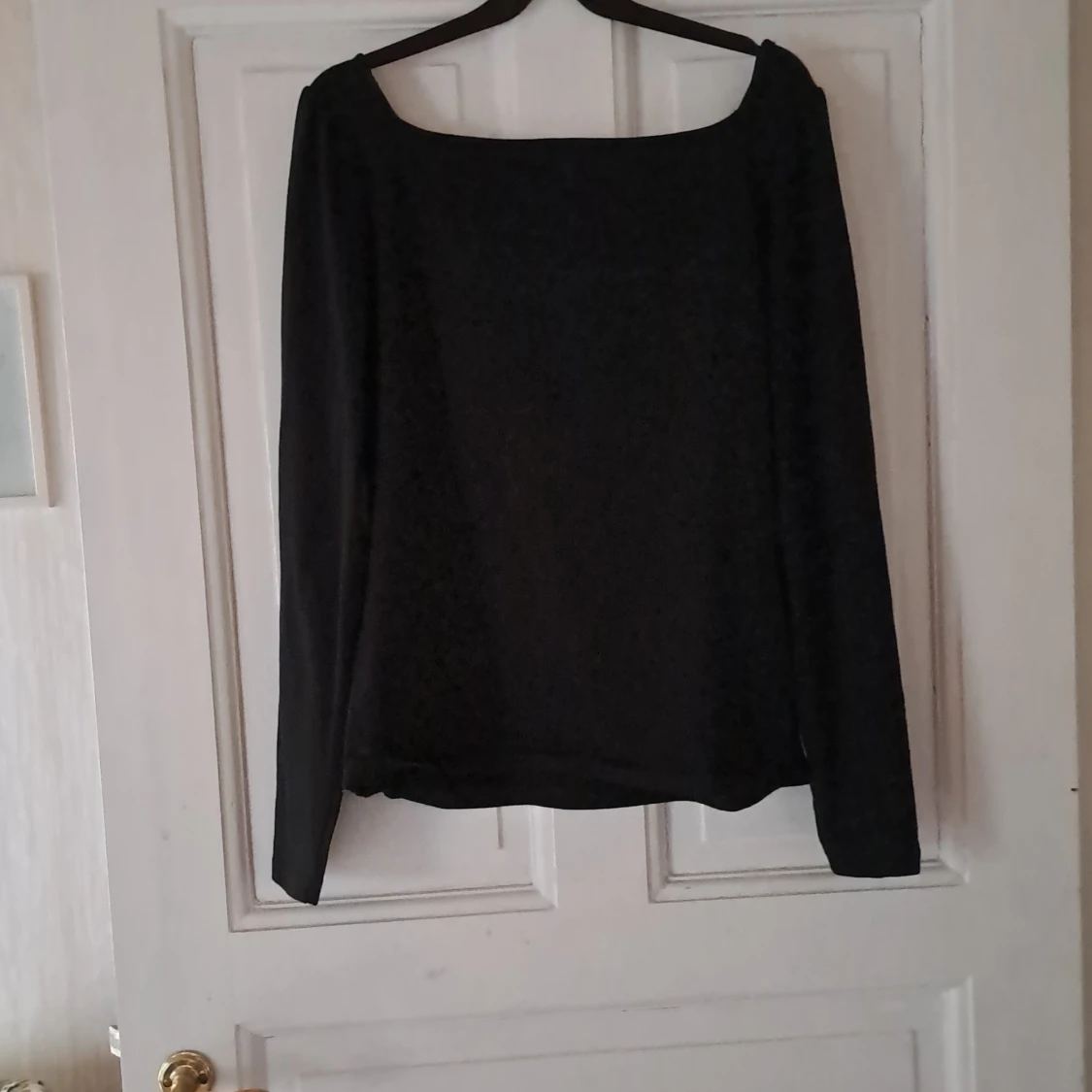 Svart långärmad topp med fyrkantig ringning - 1