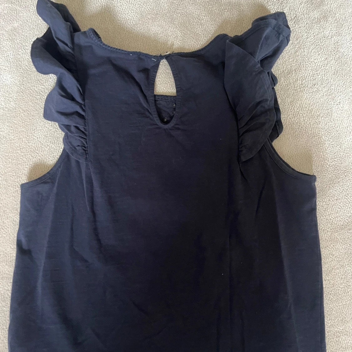 Mörblå blus med spetsdetaljer - 1