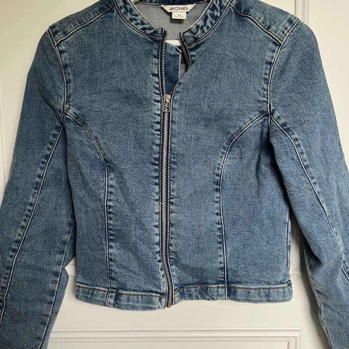 Blå jeansjacka från Monki