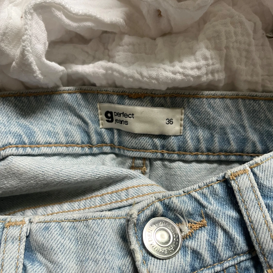 Ljusblå jeansbyxor från Gina  - 1