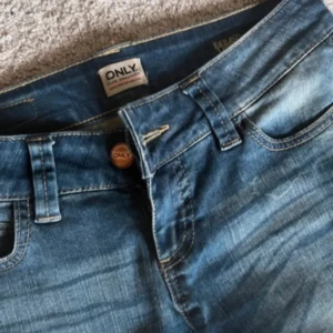 Lågmidjade jeans  - Säljer dessa super snygga lågmidjade jeans från only 
