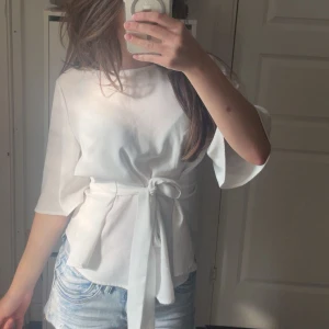 Blus med knytband - Säljer en vit knytblus från vila❤️
