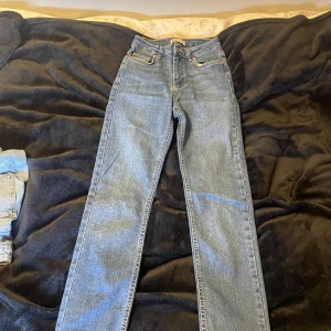 Jeans  - Lite utsvängda högmidjade jeans 