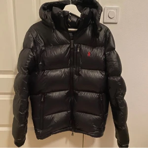 Svart dunjacka från Polo Ralph Lauren - Hej säljer nu min feta Ralph lauren jacka| den är i 10/10 skick användes ba 1 gång| riktig varm och snygg| stilren och passar både S och M| 