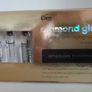 Diamond Glow ampuller anti-aging behandling  - Lyxiga ampuller från Cien Diamond Glow med föryngrande effekt. Innehåller diamantpeptid och ultra lift complex som ger huden spänst och lyster. Ampullerna är genomskinliga och förpackade i en guldig ask. Perfekt för dig som vill ha fräsch och strålande hy.