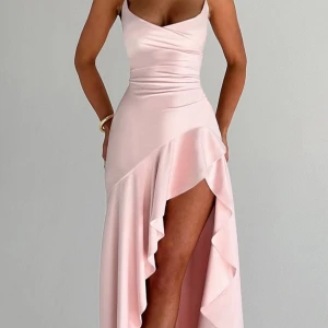 Rosa balklänning - Jag säljer en jättefin ljusrosa klänning från Babyboo. Den är helt oanvänd och har prislappen kvar. Klänningen har en slits och är i glasigt material, perfekt för bal och festliga tillställningar nu i sommar!🥰😍Skriv om ni har frågor eller vill ha fler bilder på klänningen, priset går även att diskuteras!🥰😍