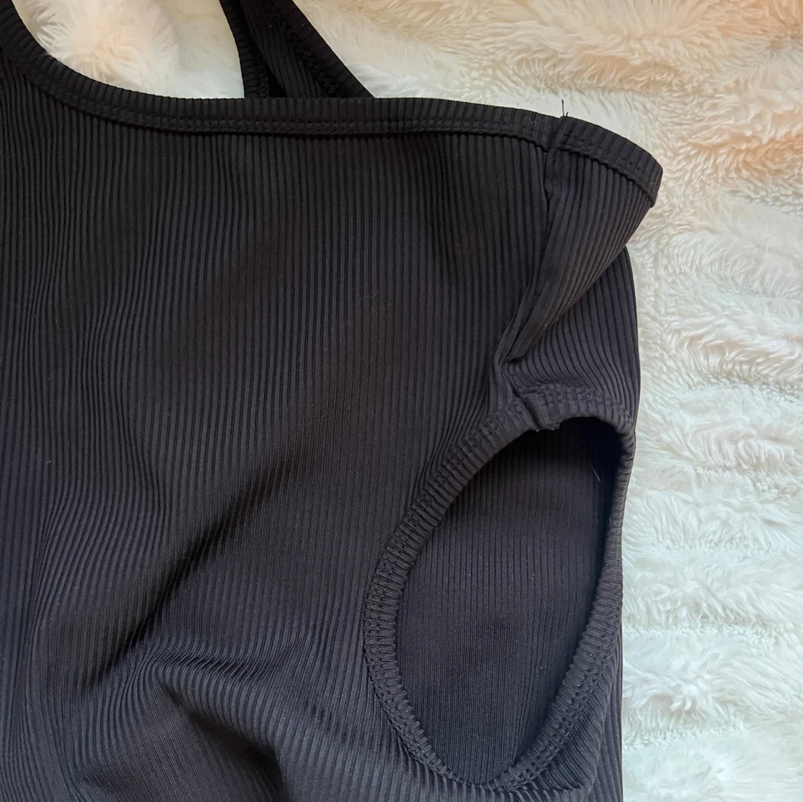 Svart one shoulder ribbad body - 3