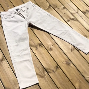 Dondup George jeans - Vita vita dondup george. Det är slim fit jeans i storlek w33 men passar perfekt på mig som har 31-32
