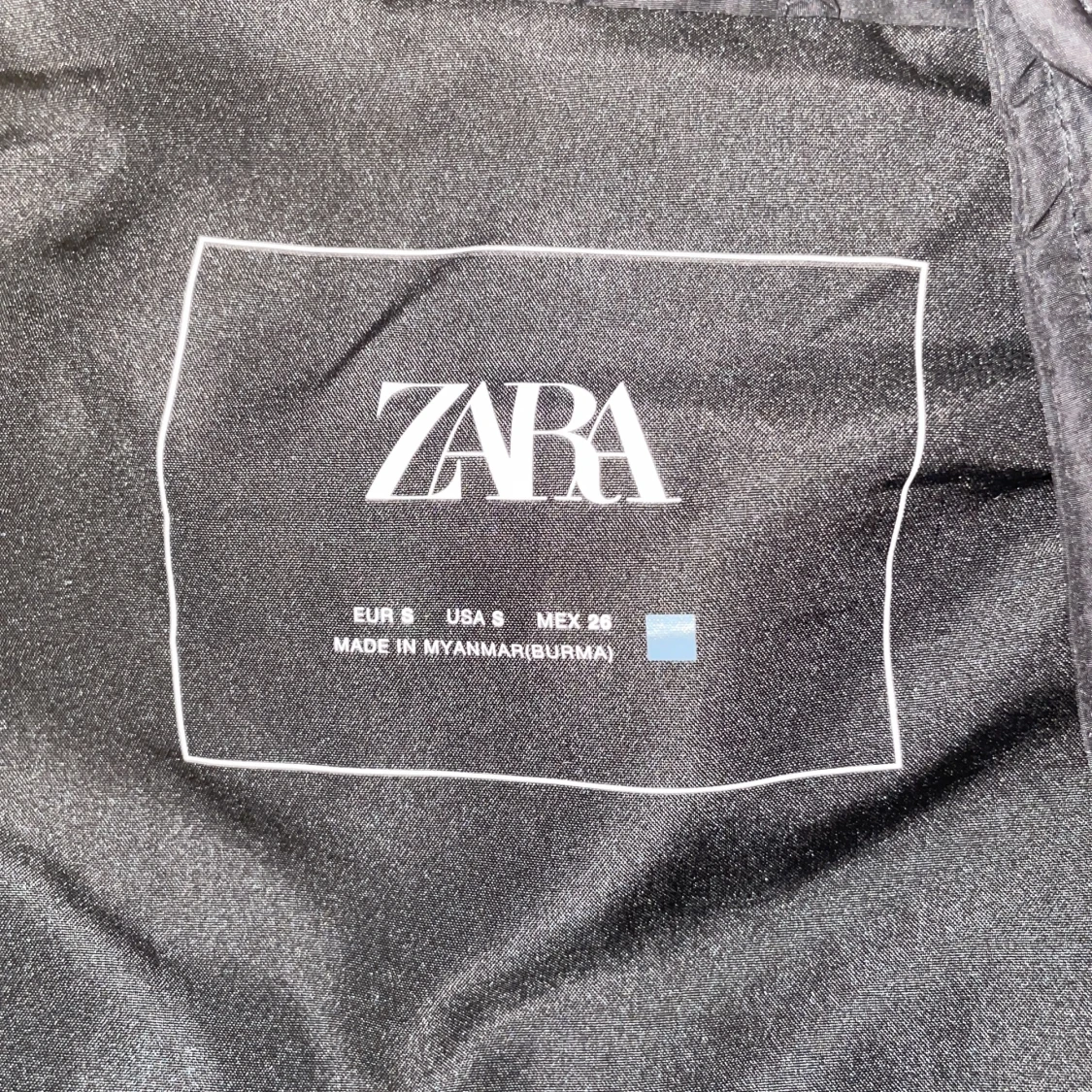 Svart dunväst med huva från Zara - 1